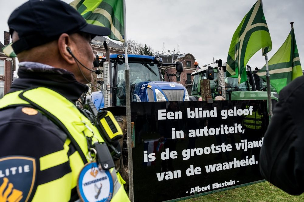 Hollanda'da binlerce kişi kısıtlamaları protesto etti - Sayfa 2