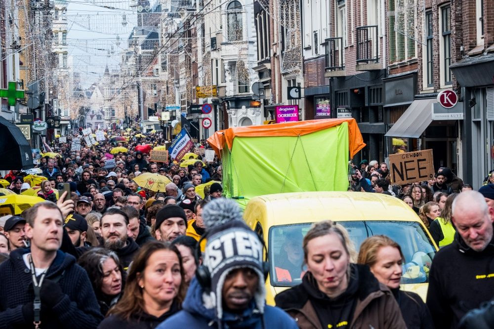 Hollanda'da binlerce kişi kısıtlamaları protesto etti - Sayfa 3