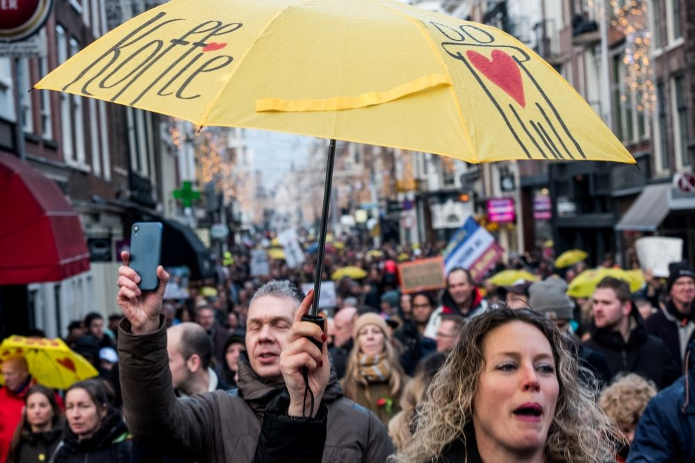 Hollanda'da binlerce kişi kısıtlamaları protesto etti - Sayfa 4