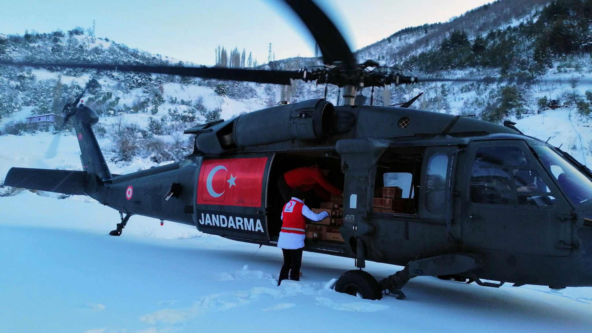 Jandarma helikopteri kumanya taşıdı