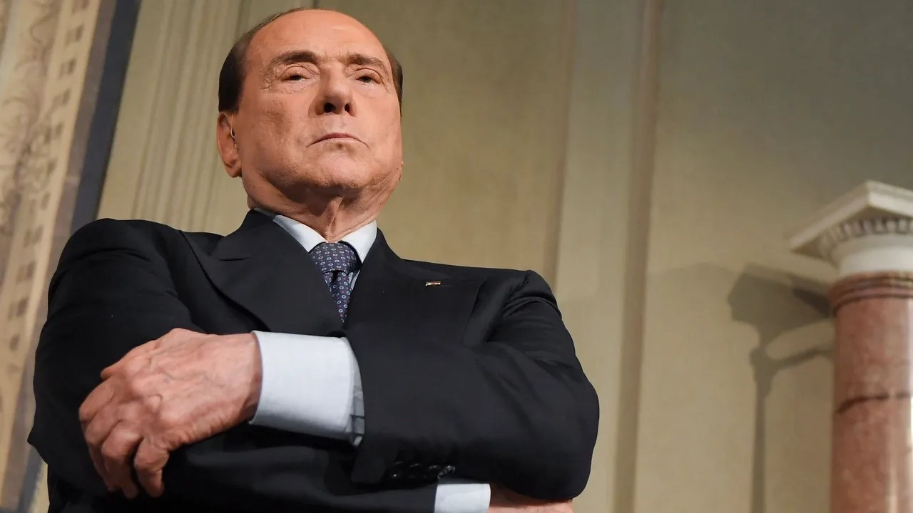 Berlusconi, adaylıktan çekildi
