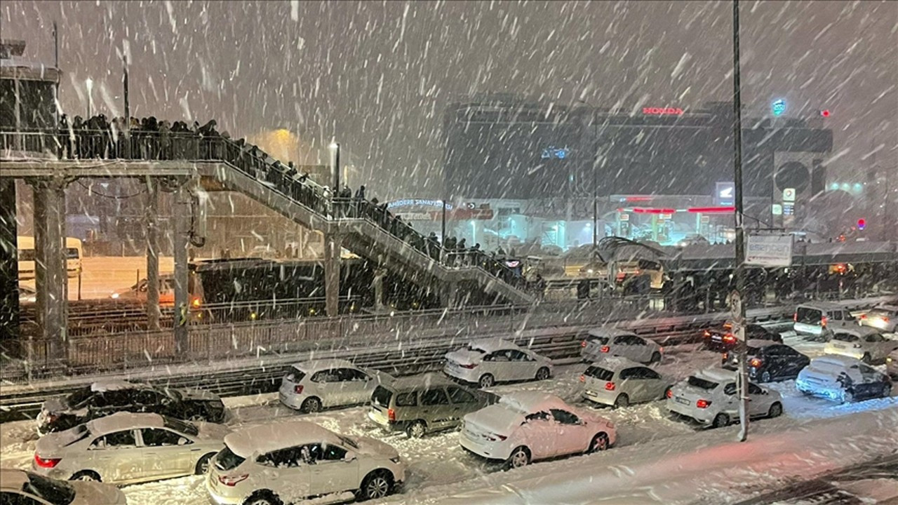 İstanbul'da kar esareti: Yüzlerce araç yolda kaldı