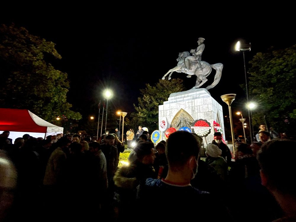 Samsun'da vatandaşlar Atatürk Anıtı'nda nöbet tutuyor - Sayfa 1