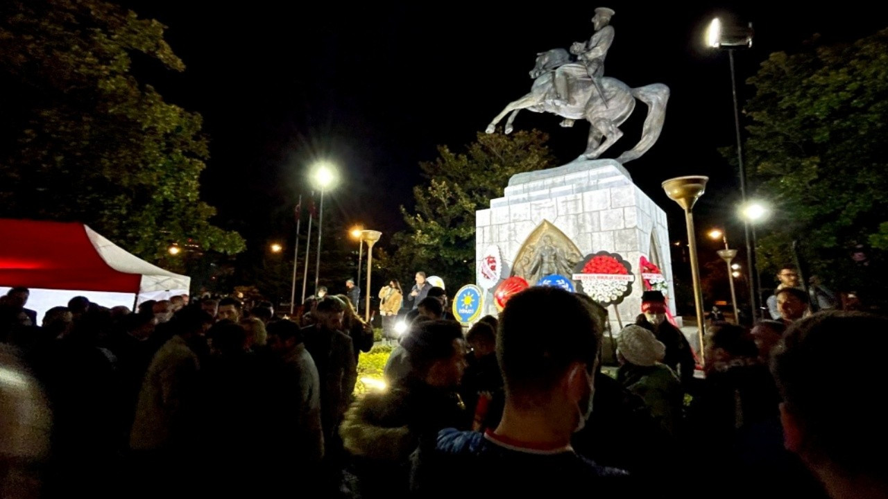 Samsun'da vatandaşlar Atatürk Anıtı'nda nöbet tutuyor