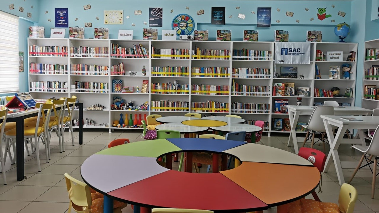 SEV Amerikan Koleji öğrencilerinden 7 okula kütüphane