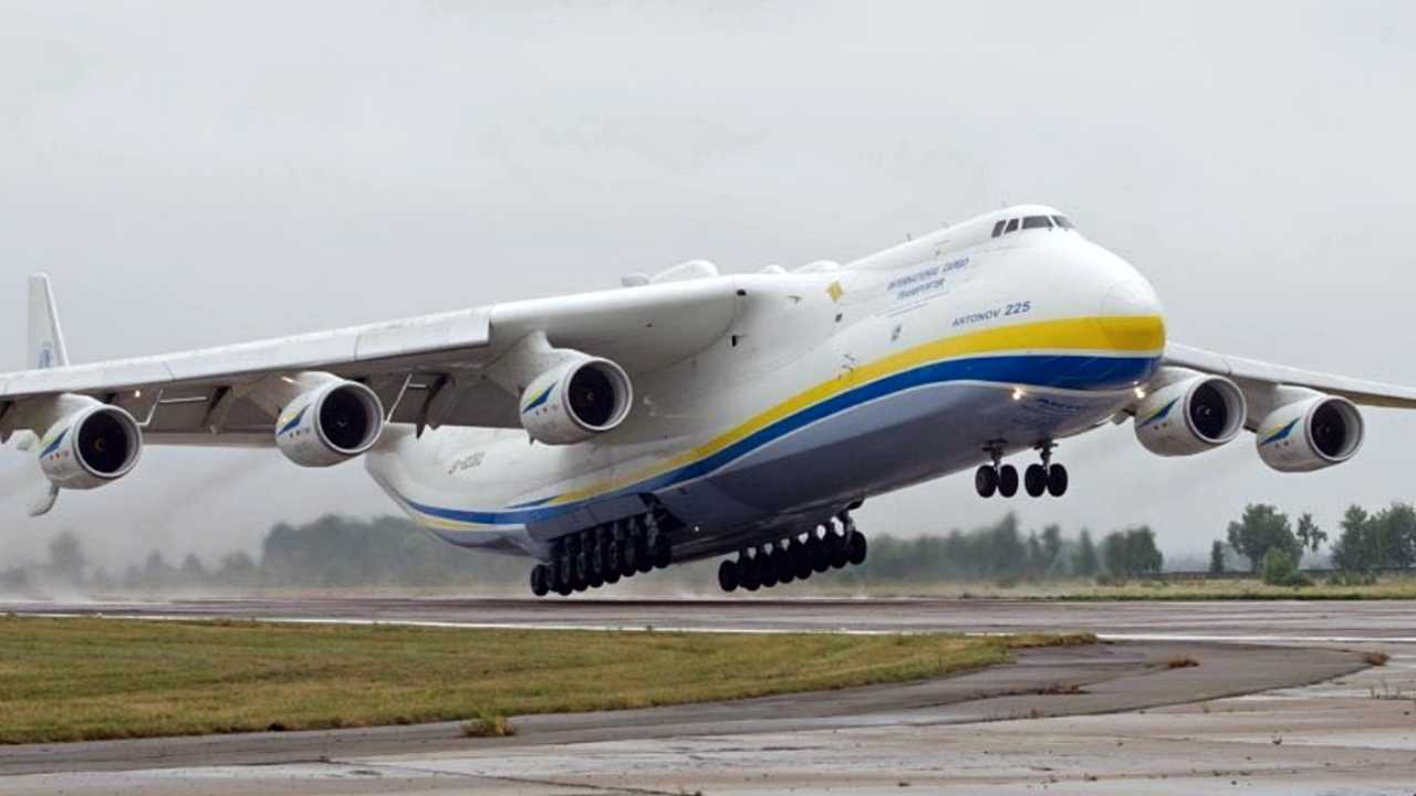 Ruslar, devasa kargo uçağı Antonov An-225'i vurdu