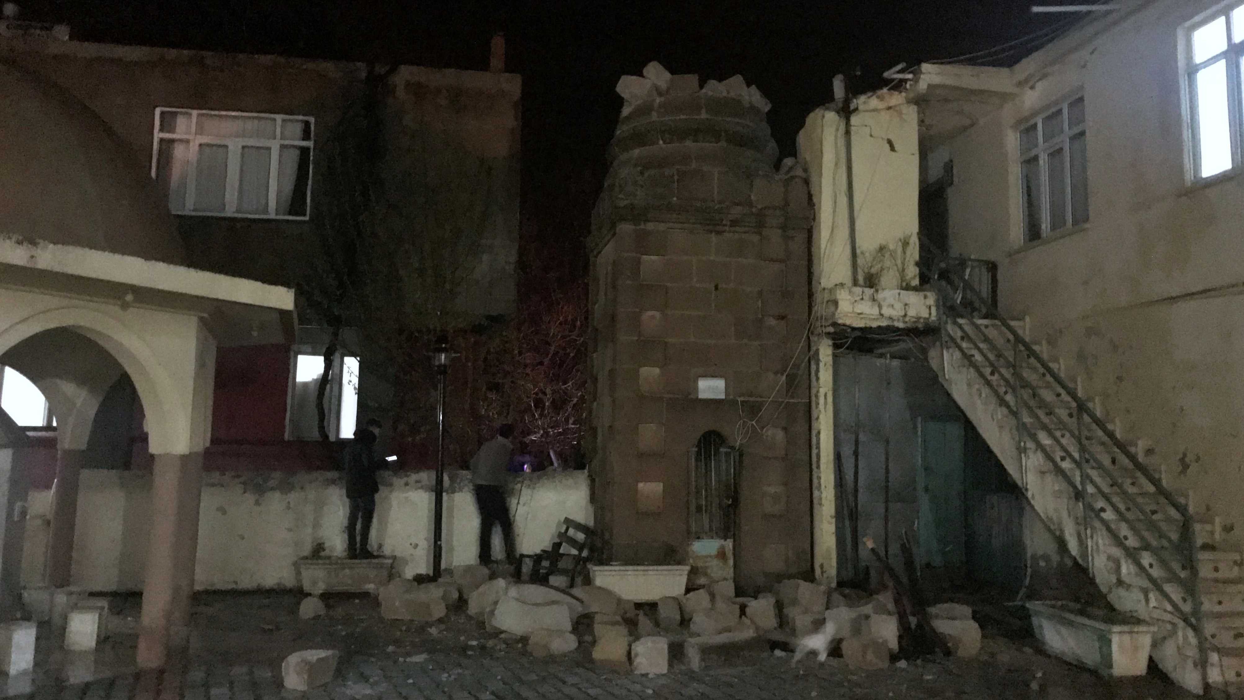 Antalya'da hortum bir minareyi yıktı, ev ve seralara zarar verdi
