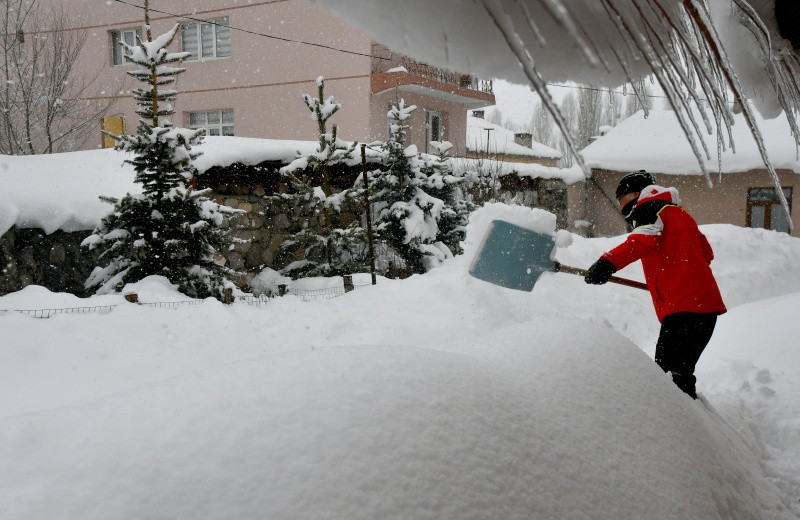 Kars'ın Sarıkamış ilçesinde dört gündür aralıklarla devam eden kar yağışı hayatı olumsuz etkiledi. Bazı vatandaşlar, araçlarının üzerindeki ve evlerinin önündeki karı temizledi.