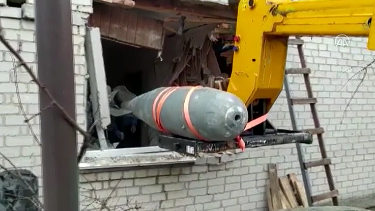 Ukrayna'da yarım tonluk bomba düştüğü binadan çıkarıldı