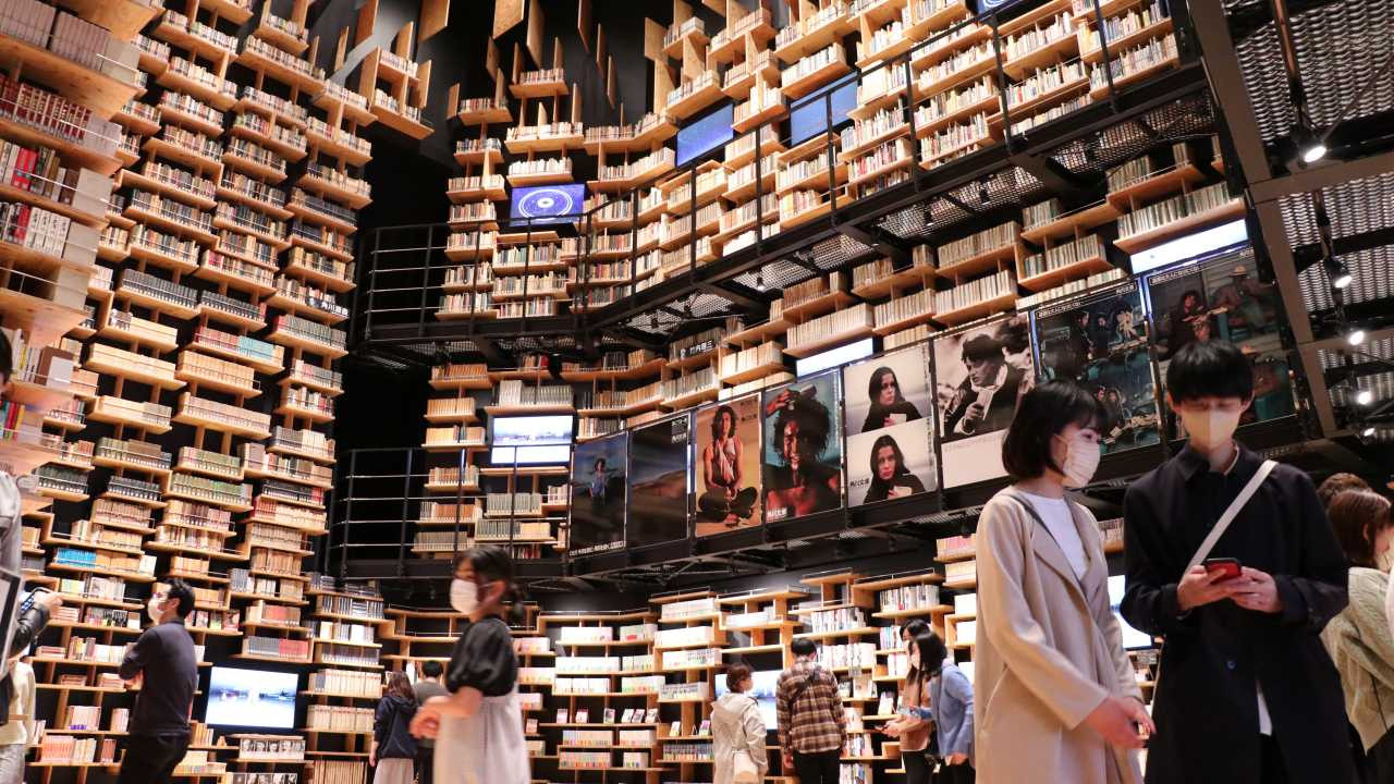 Japonya'da raf uçurumlarıyla dolu kütüphane