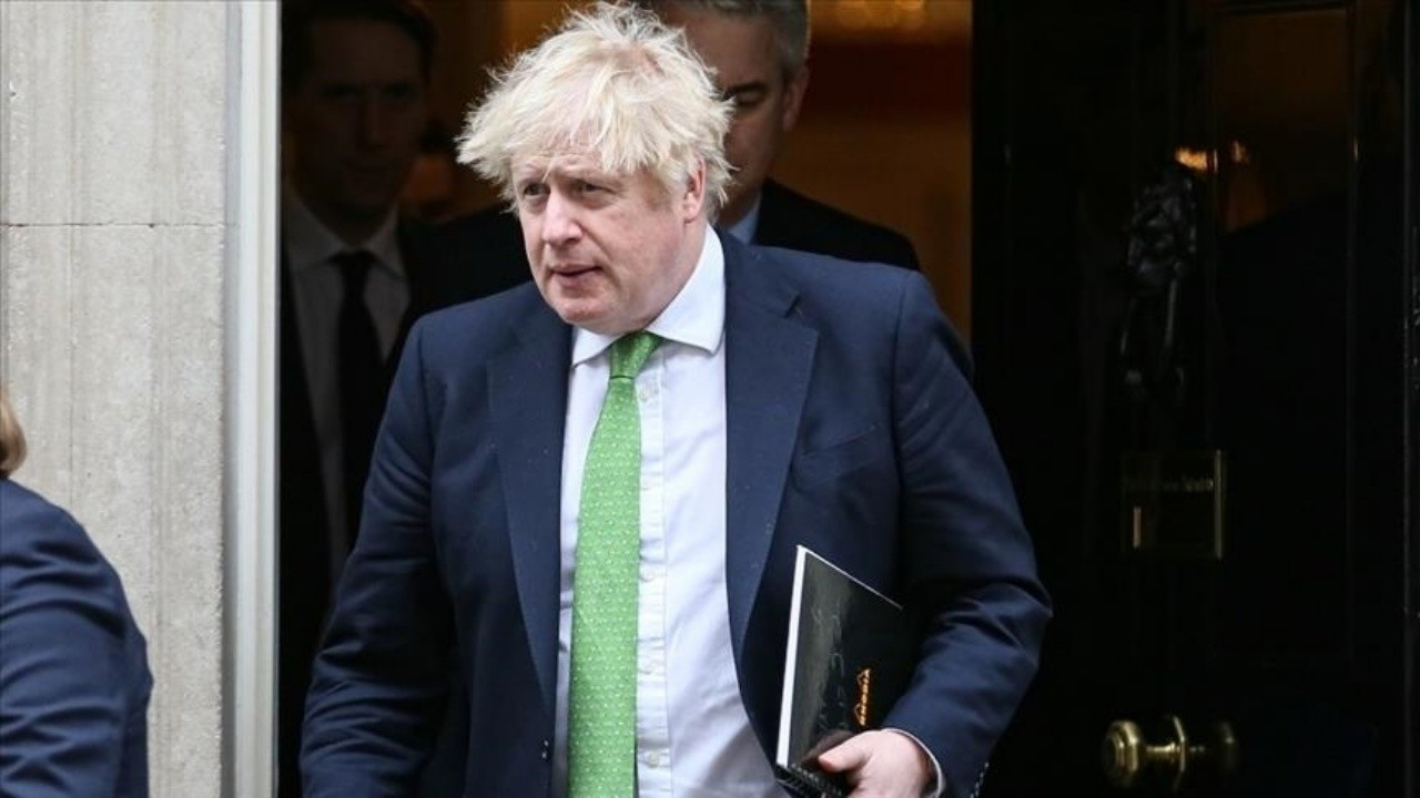 İngiltere'de Boris Johnson'ın Muhafazakar Partisi 300'den fazla koltuk kaybetti