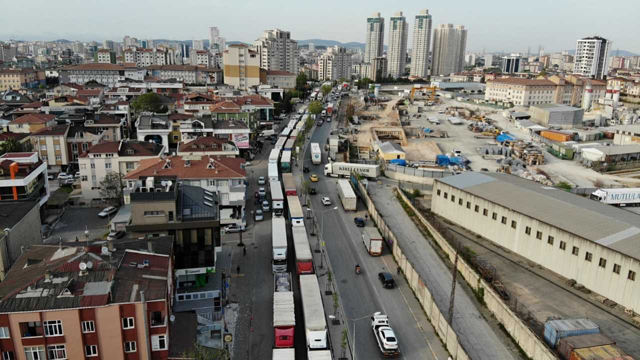 Ataşehir’de Erenköy Gümrük Müdürlüğü önünde kilometrelerce TIR kuyruğu