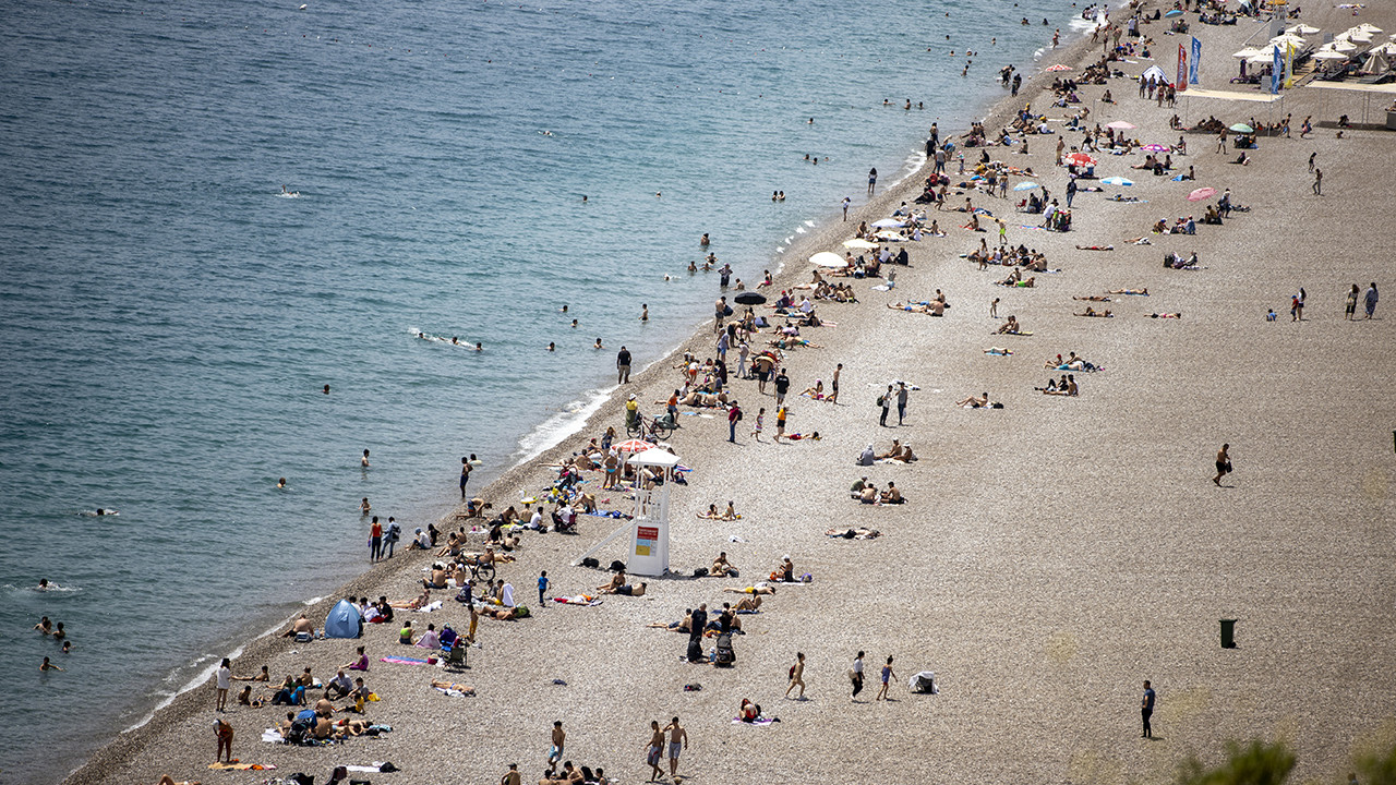 Antalya sahillerinde bayram hareketliliği