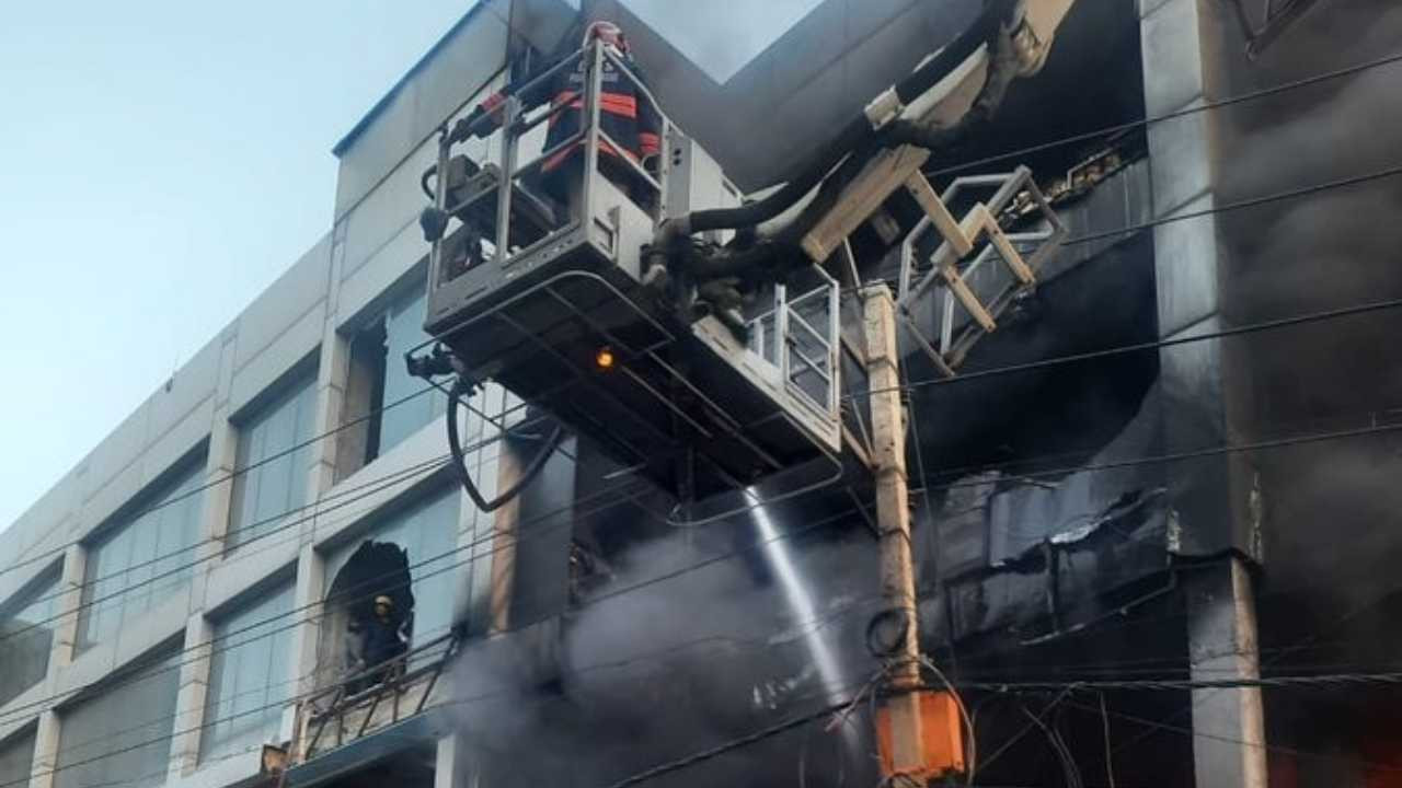 Hindistan'da bir binada yangın: 26 ölü