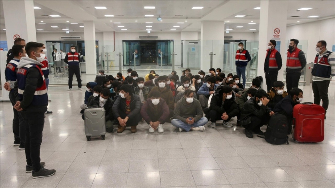 227 düzensiz göçmen Afganistan'a gönderildi