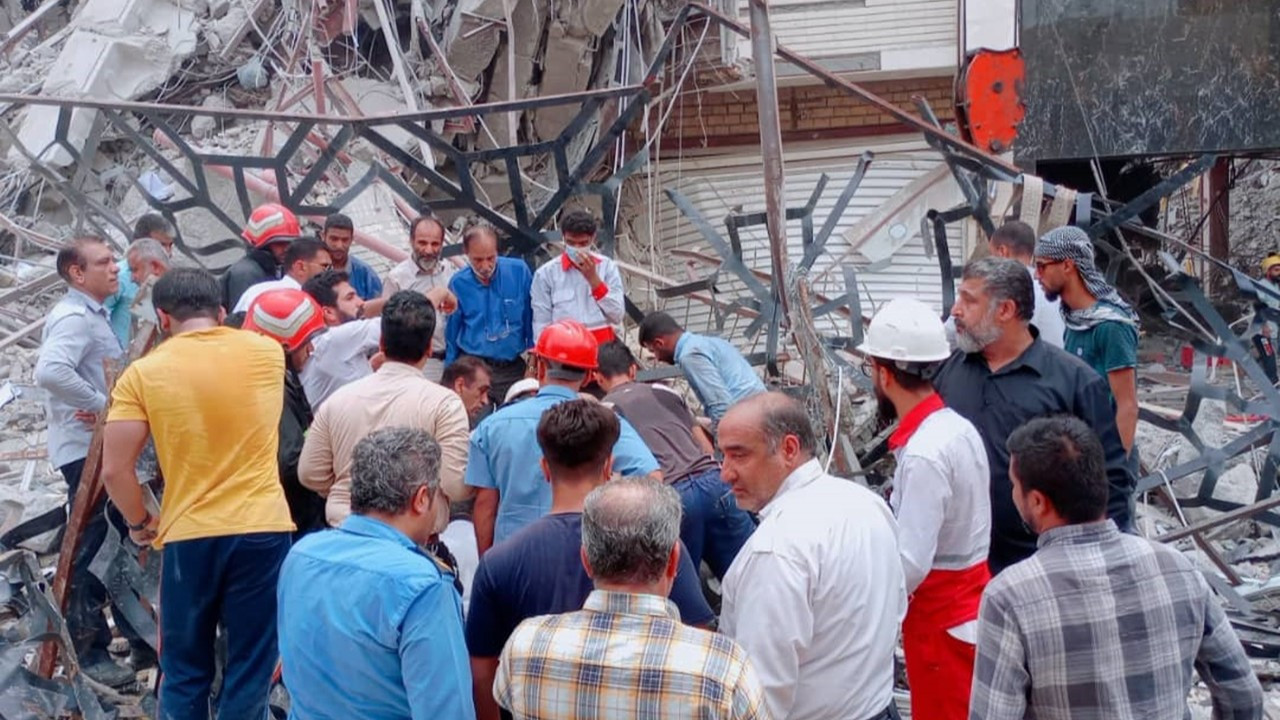 İran'da çöken binada ölü sayısı 11'e yükseldi