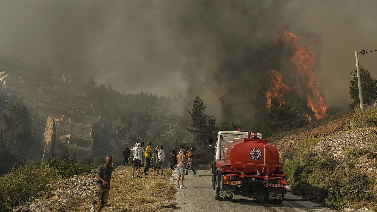 Atina'nın güneyindeki yangın nedeniyle bazı bölgeler tahliye edildi