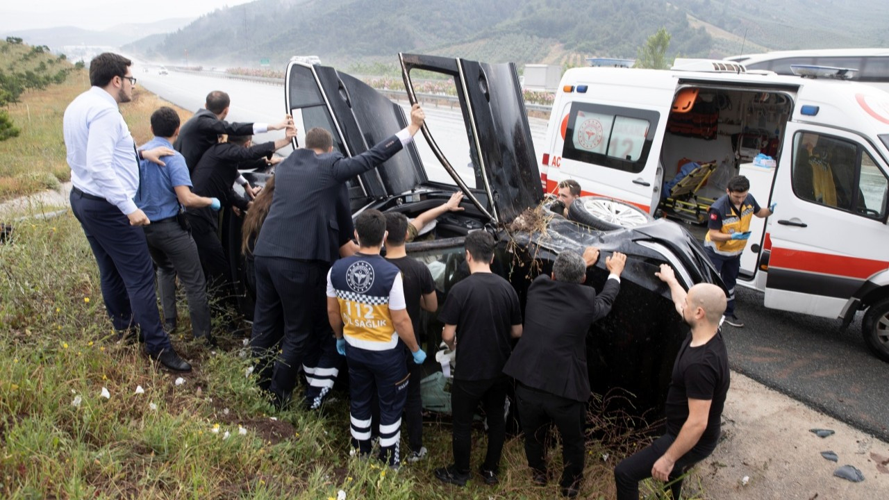 Şentop’un özel kalem ekibi ve korumalarının bulunduğu araç kaza yaptı