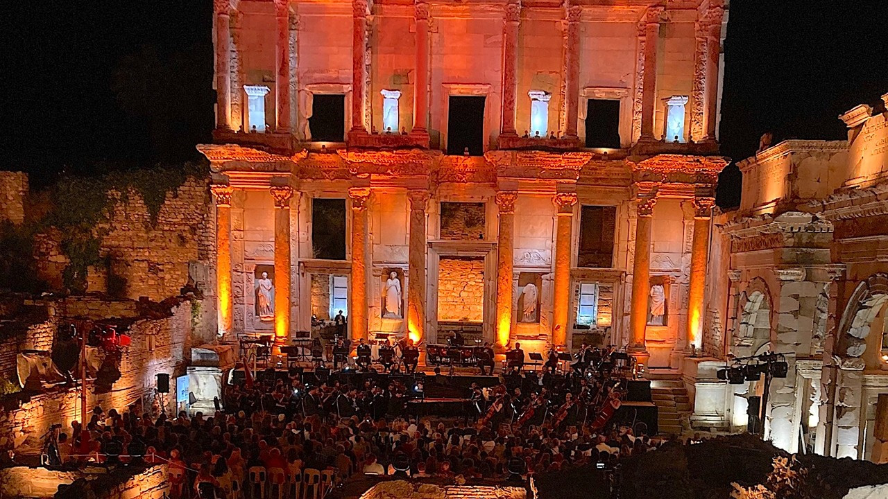 Klasik müzik ile tarihin muhteşem birlikteliği: Tekfen Filarmoni İzmir konseri