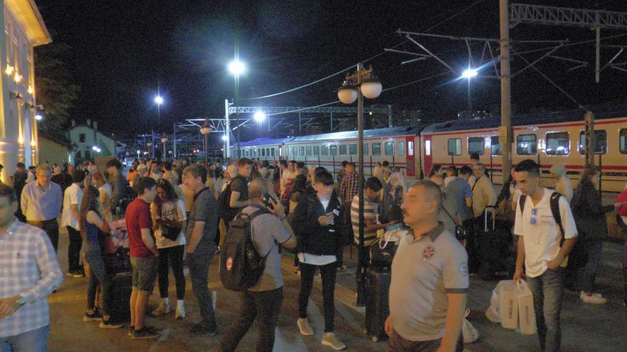 Yük treni vagonu devrildi, Ankara-Kayseri demir yolu ulaşıma kapandı