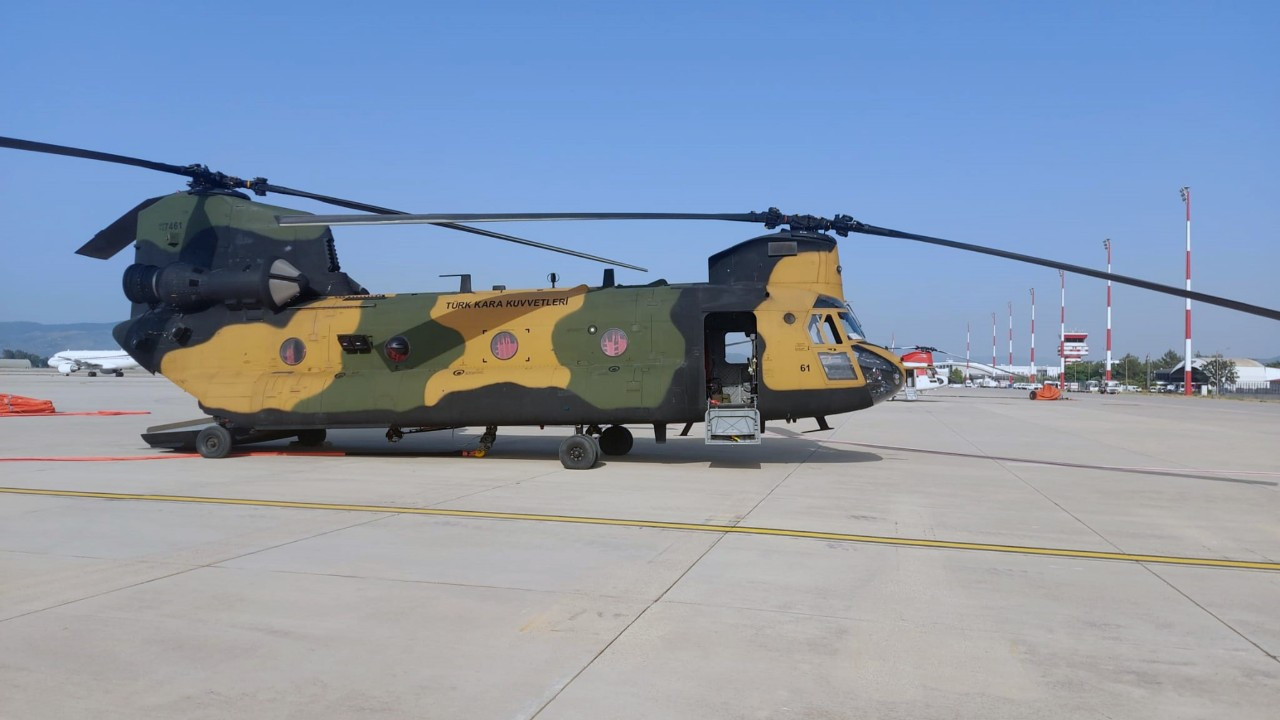 Kara Kuvvetleri'nin ‘Chinook’ helikopteri yangınla mücadeleye katıldı