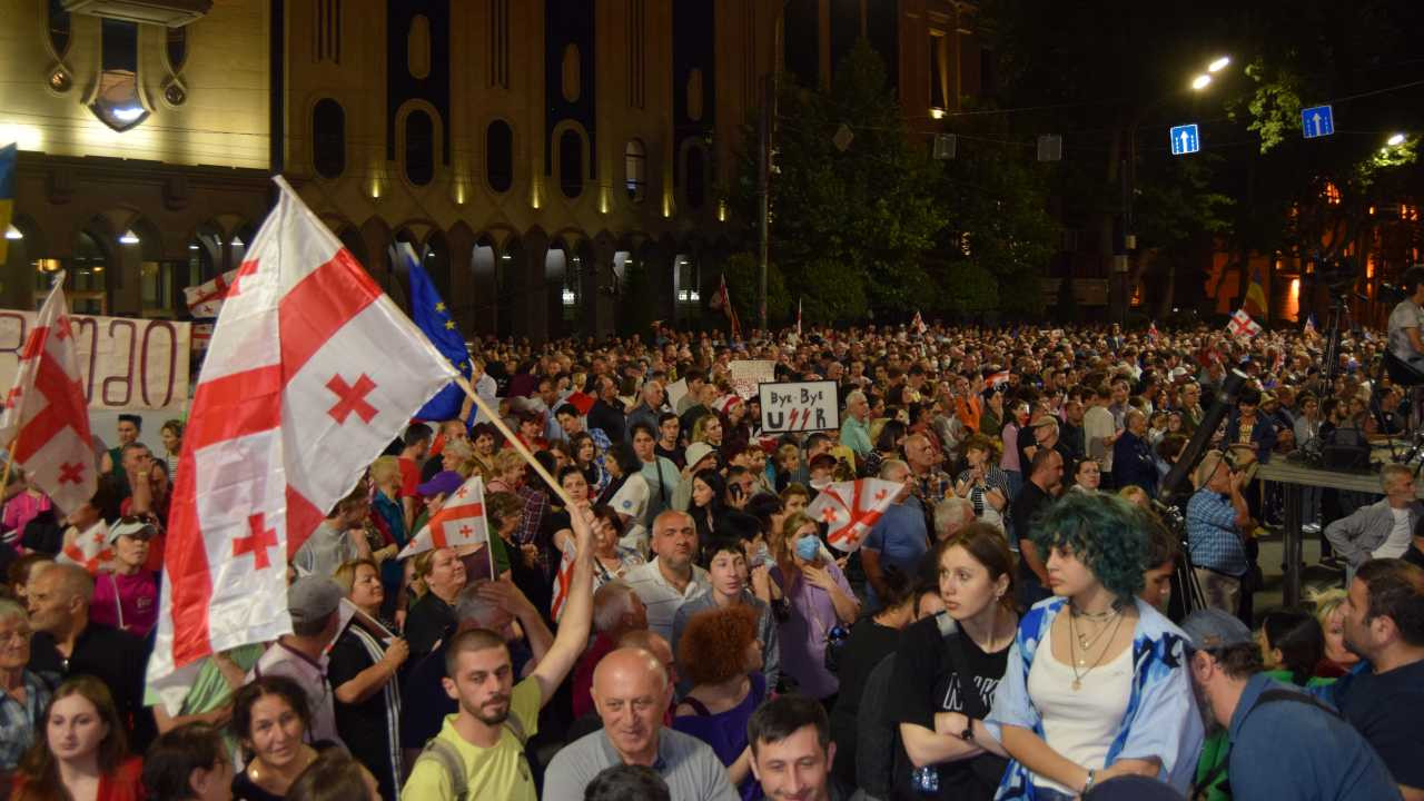 Gürcistan'da göstericiler hükümeti istifaya çağırdı