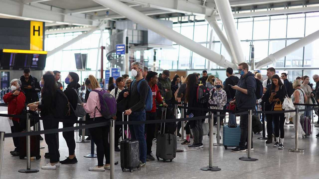 Heathrow havalimanında günlük 100 bin yolcu sınırlaması