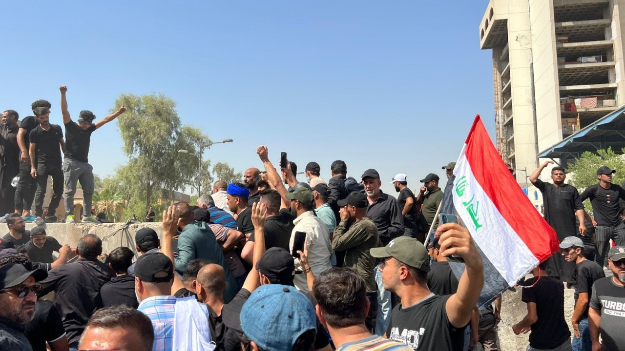 Sadr destekçileri Yeşil Bölge'yi bastı