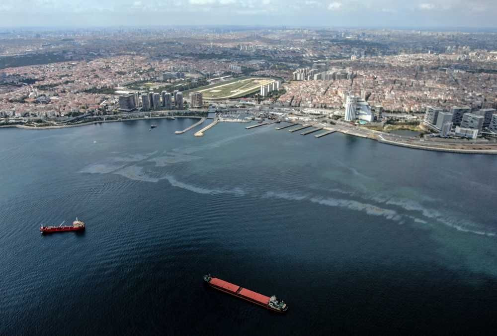 Sea surface is covered with diesel oil in Zeytinburnu - Page 4