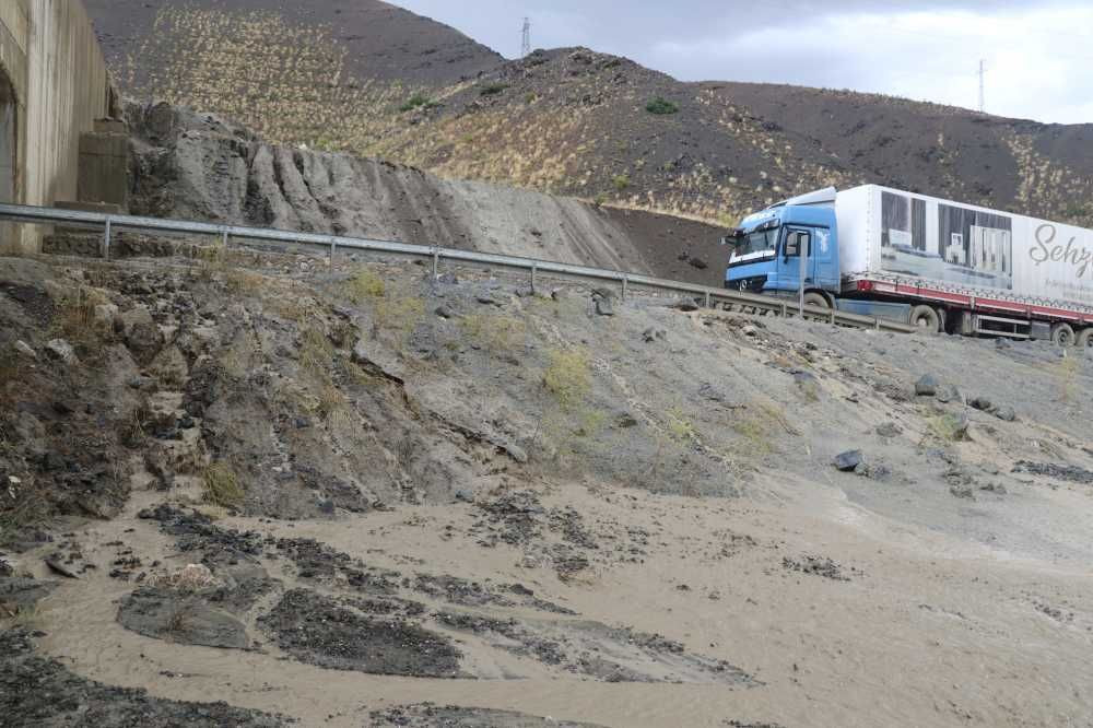 Landslide on Erzincan - Sivas highway: Hundreds of meters of vehicle queue - Page 1