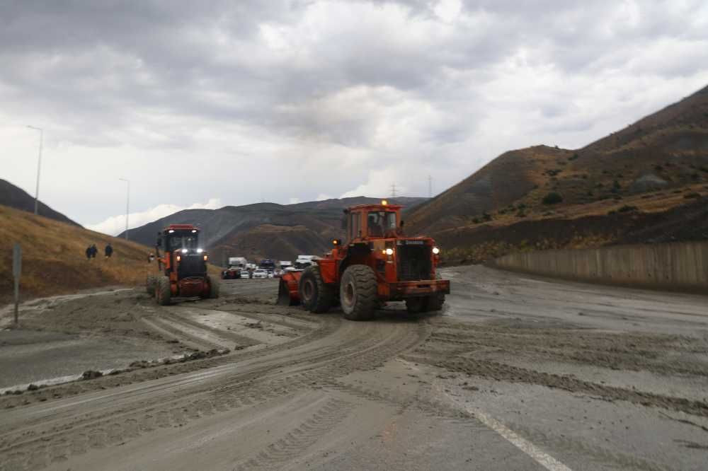 Landslide on Erzincan - Sivas Highway: Hundreds of meters of vehicle queue - Page 3