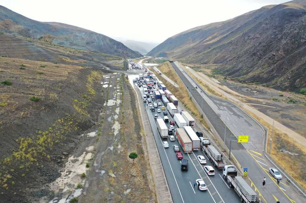 Landslide on Erzincan - Sivas Highway: Hundreds of meters of vehicle queue - Page 4