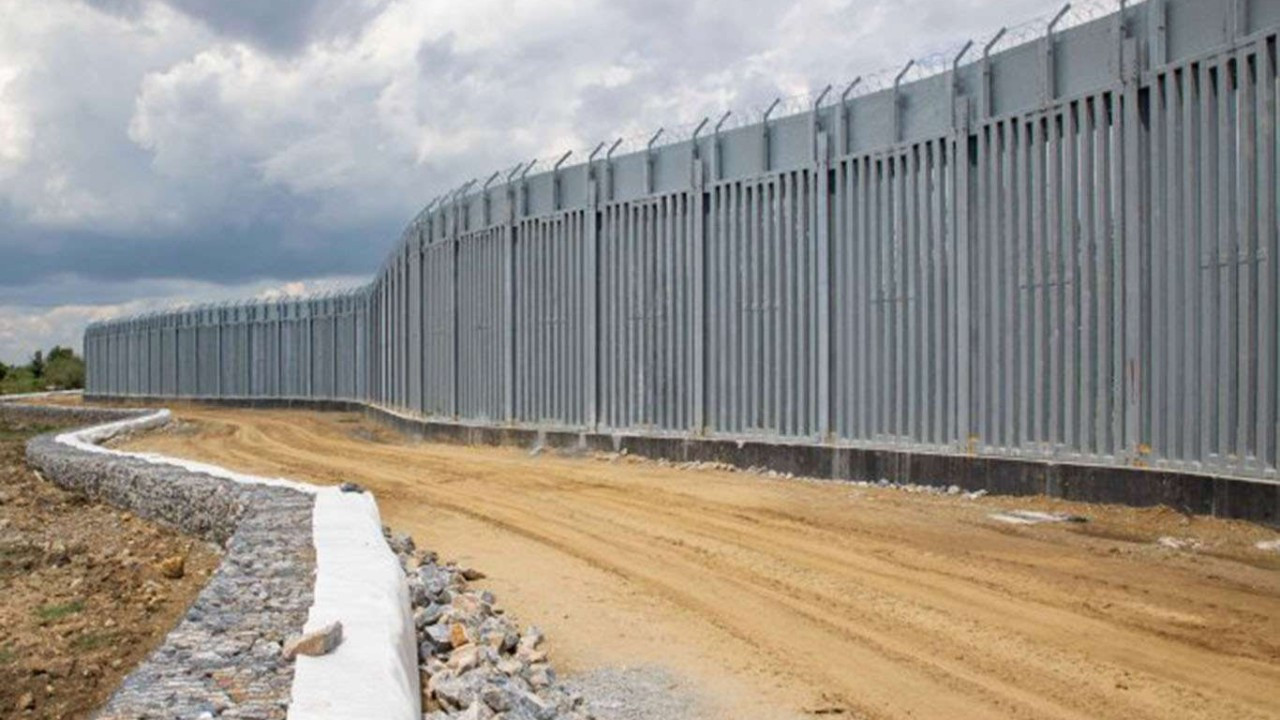Yunanistan, Türkiye sınırındaki çelik duvarı uzatıyor