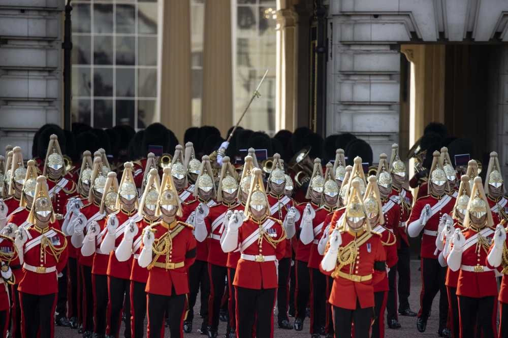 Kraliçe'nin naaşı Westminster Hall'a askeri törenle getirildi - Sayfa 2