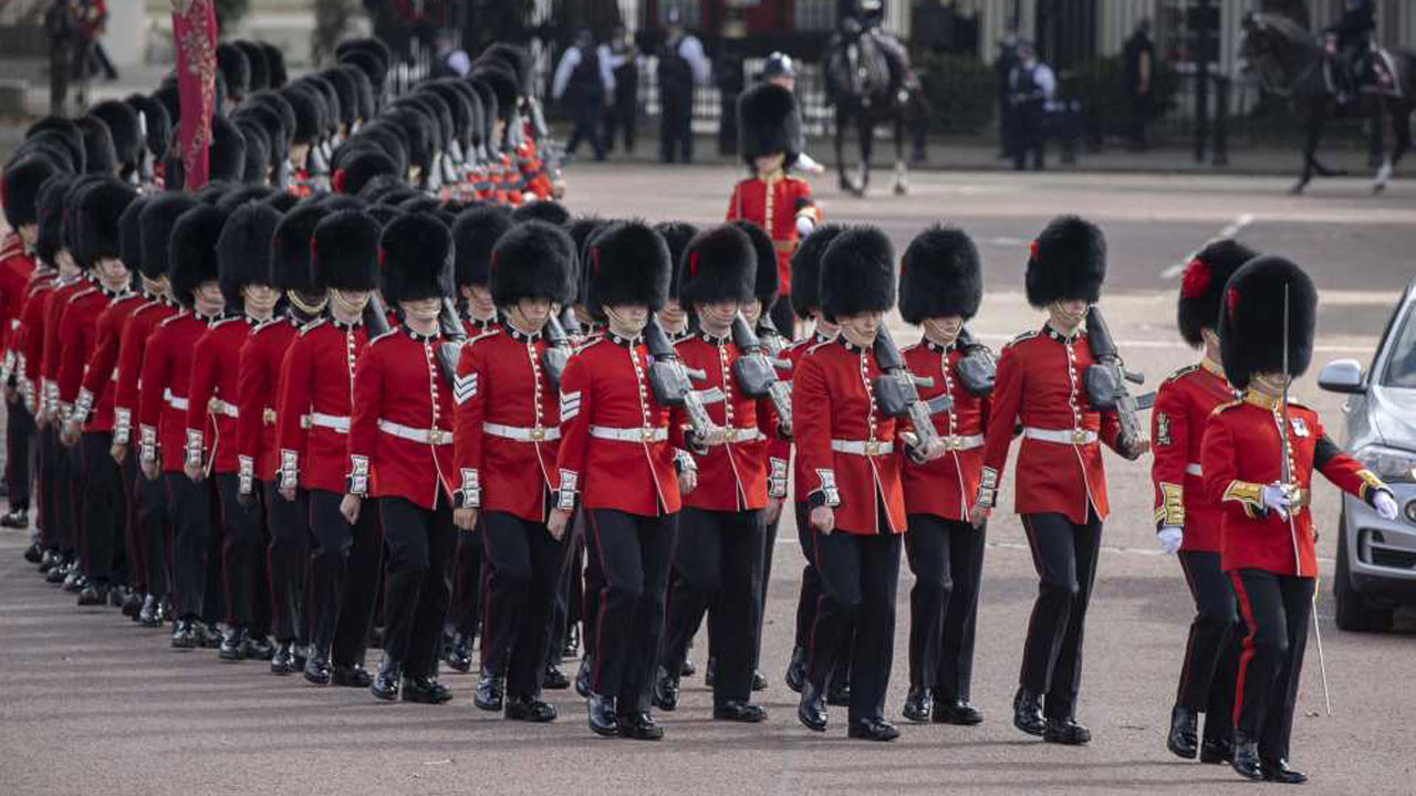 Kraliçe'nin naaşı Westminster Hall'a askeri törenle getirildi