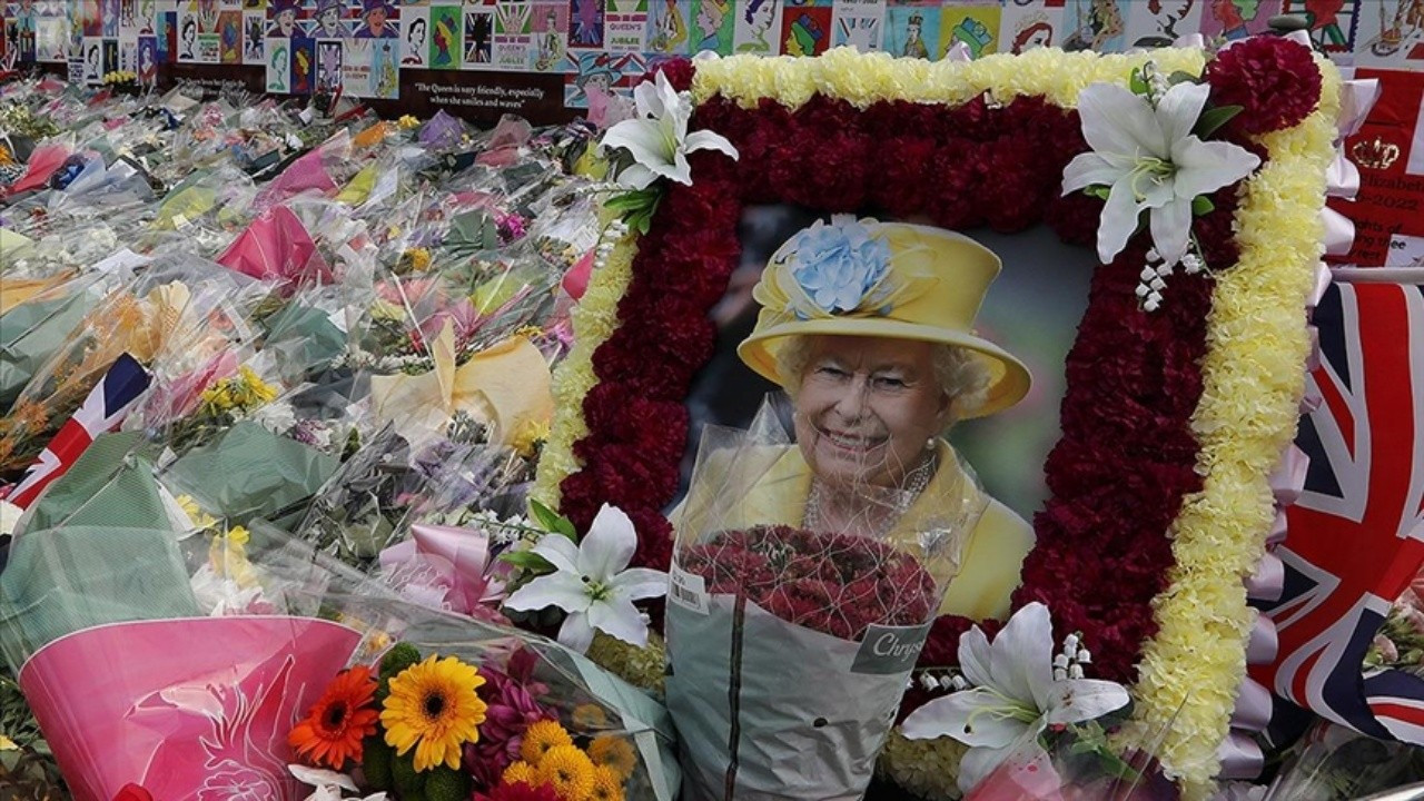 Kraliçe 2. Elizabeth'in ölüm nedeni 'yaşlılık'