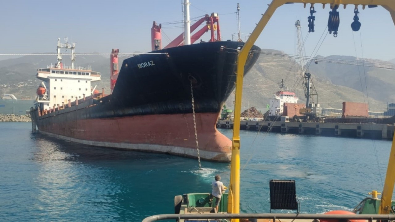 Karaya oturan gemi yüzdürülerek İzmir'e götürülecek