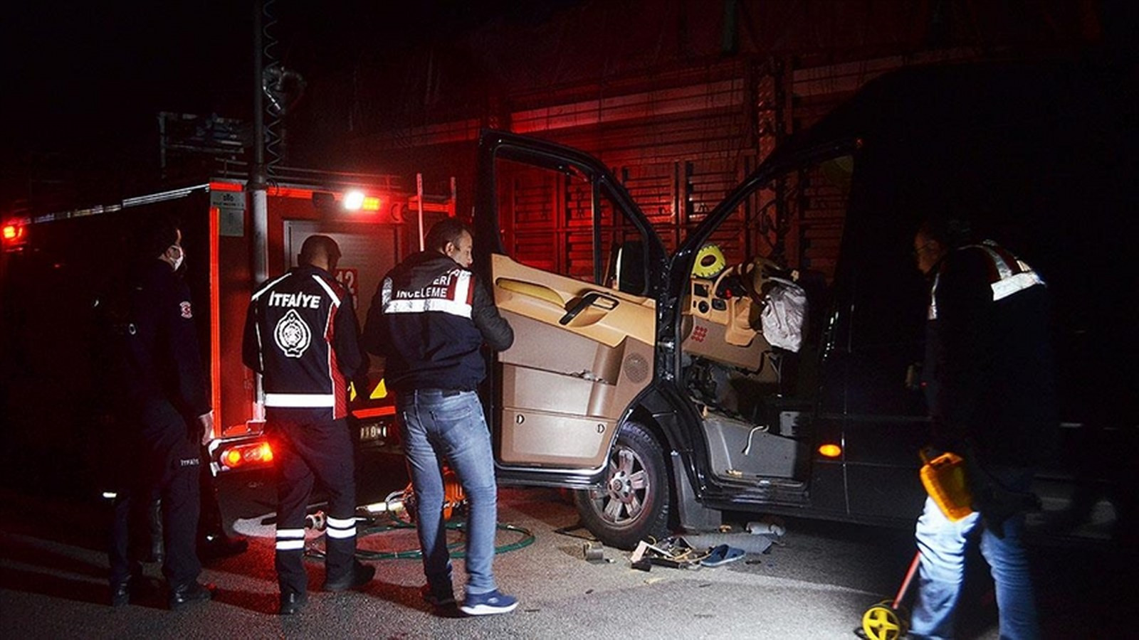 Amasya’da tiyatrocuları taşıyan minibüsle kamyonun çarpıştığı kazada 3 kişi öldü, 8 kişi yaralandı
