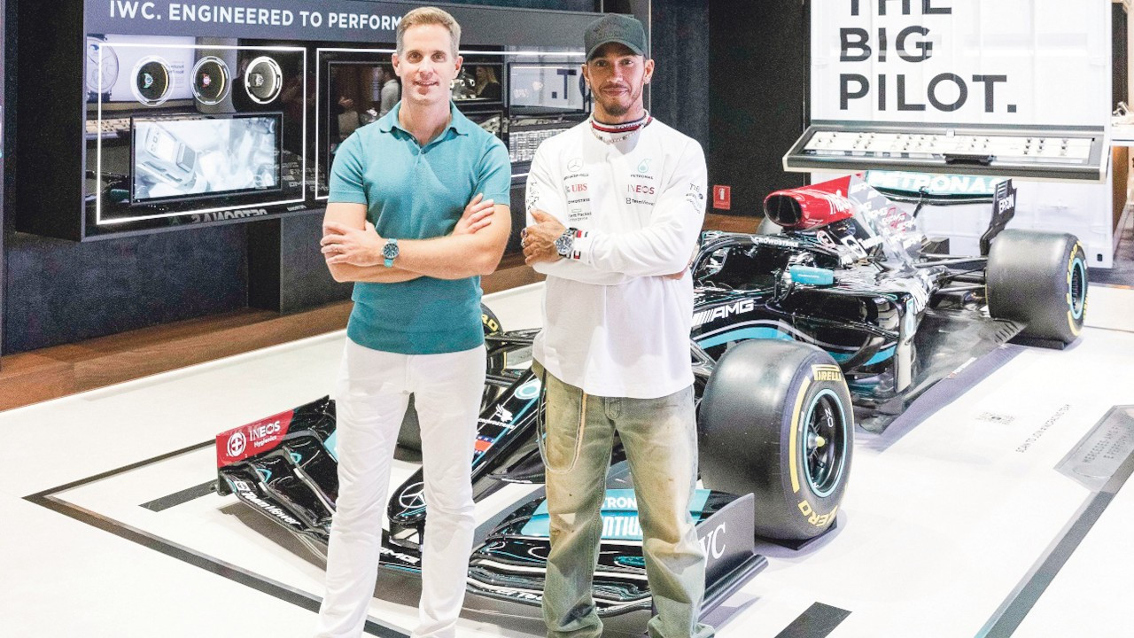 Lewis Hamilton, Abu Dabi'de Grand PrixTM öncesi IWC butiğini ziyaret etti