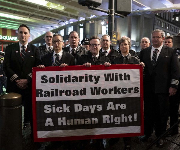 New York'ta işçiler haklarını savunmak için gösteri düzenledi