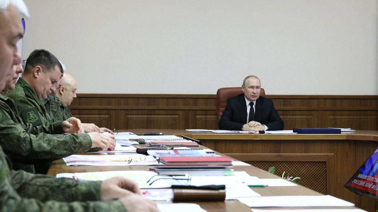 Putin, askeri karargahı ziyaret etti