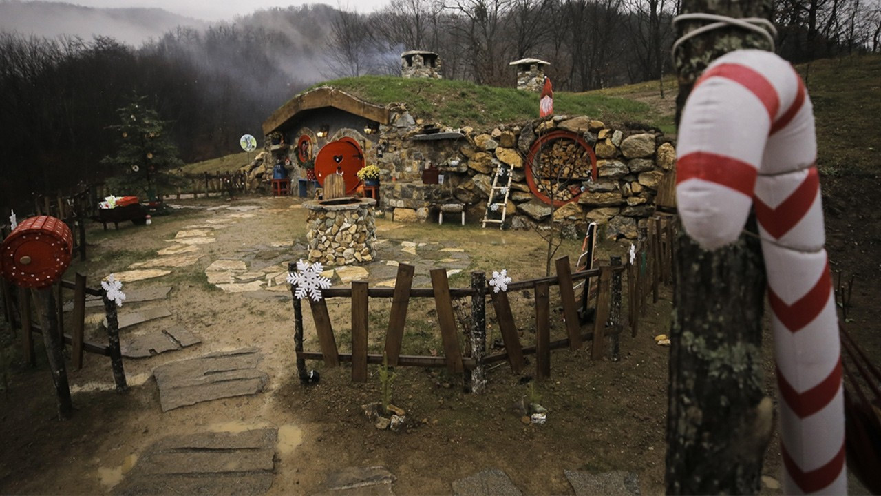 Bosnalı kız kardeşlerin Hobbit Köyü yaz aylarında ziyaretçilerini ağırlamaya hazırlanıyor