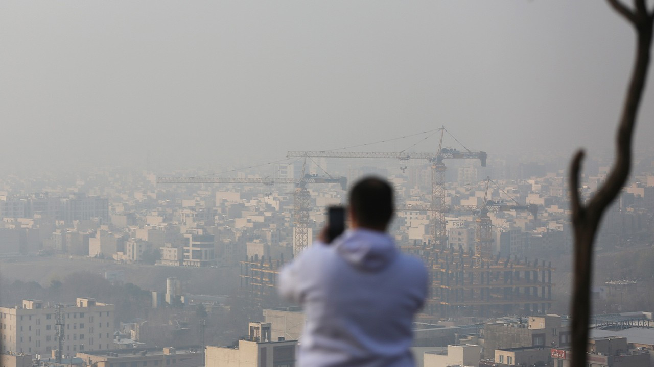 Tahran'da hava kirliliği 'kırmızı alarm' seviyesine ulaştı