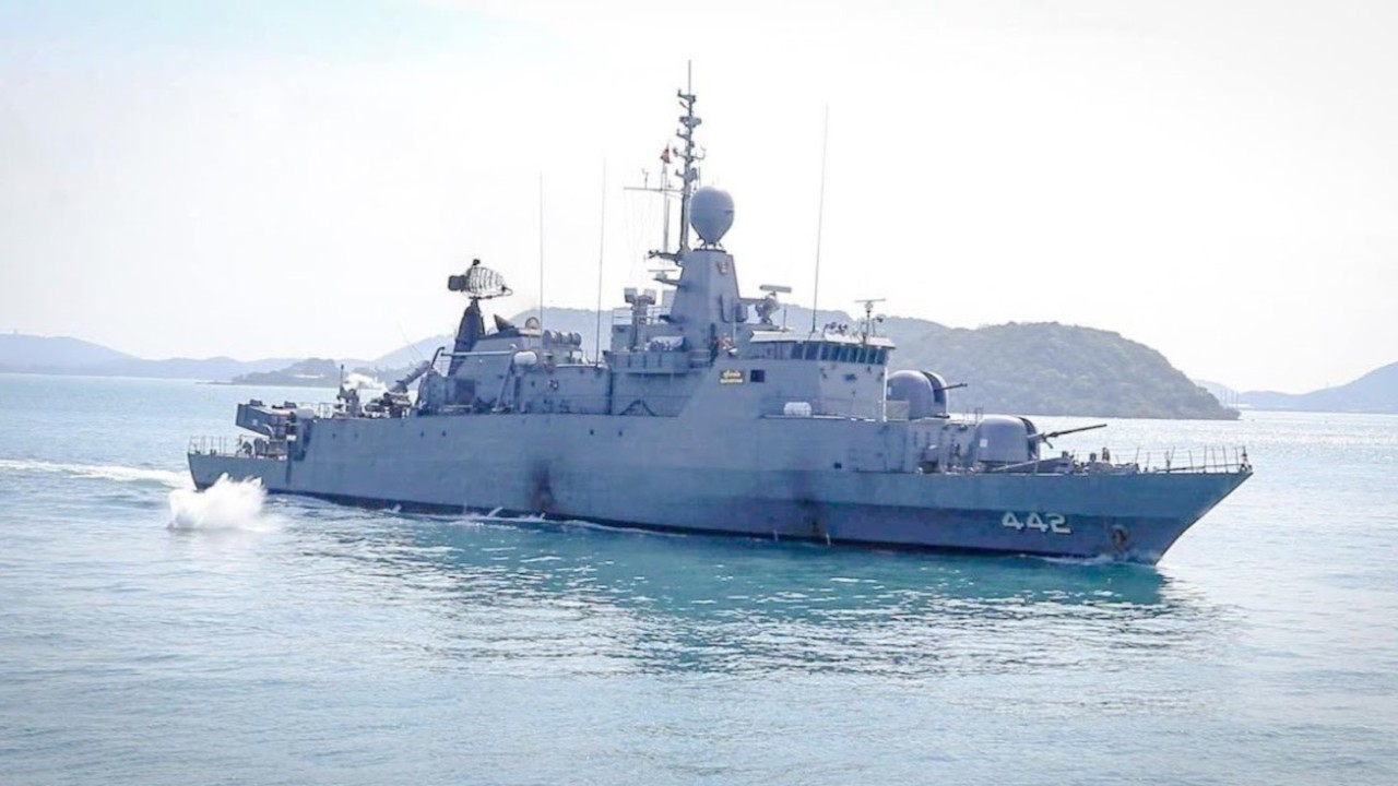 Çin'in donanma gemisi Japon kara sularına girdi