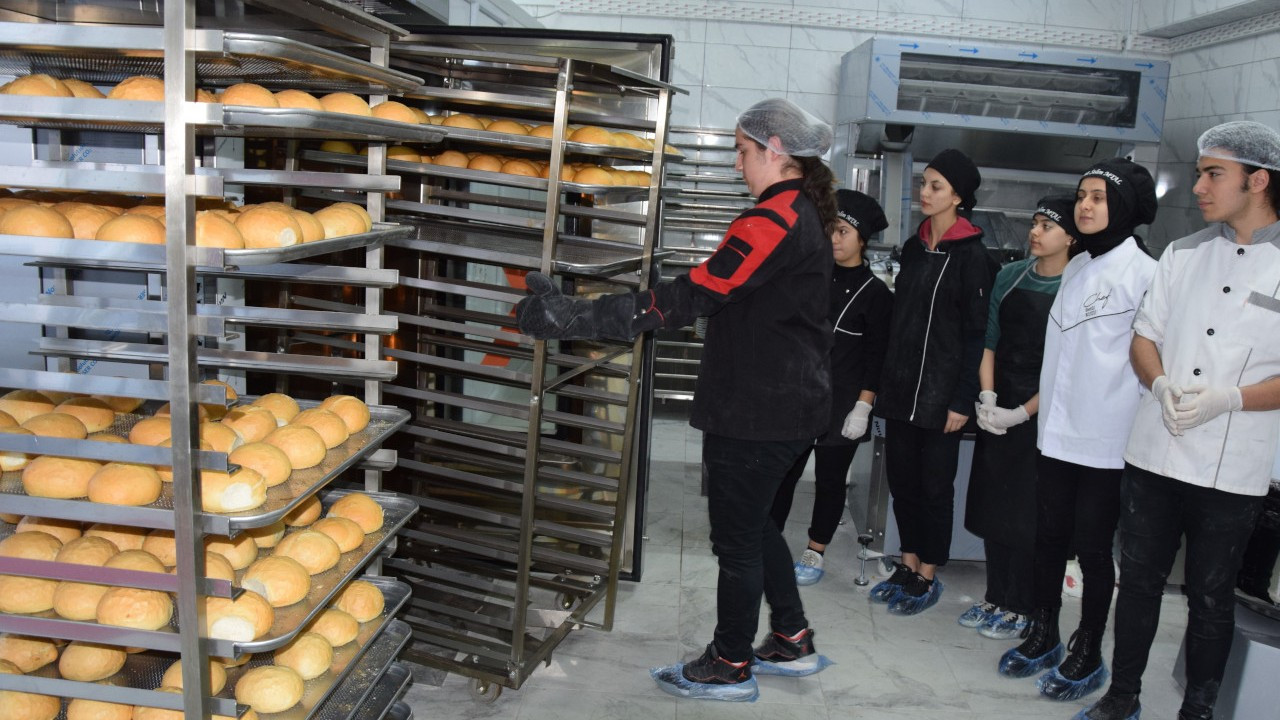 Meslek lisesi öğrencileri, hem öğreniyor hem de ekmek üretiyor