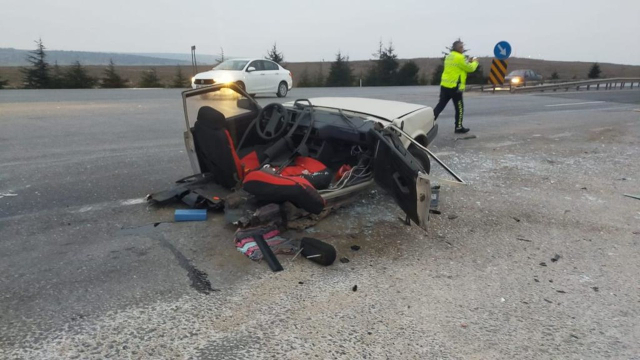 Eskişehir'de kaza: Otomobil ikiye bölündü