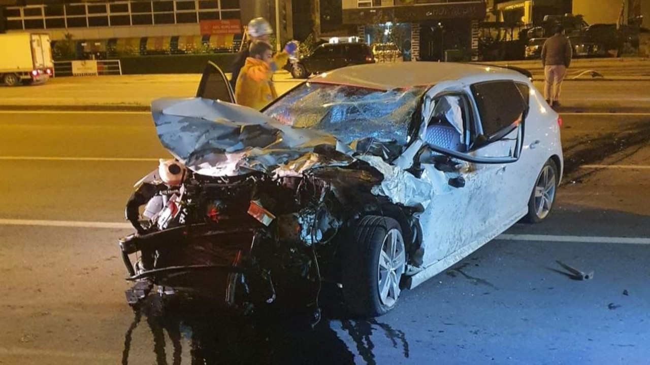 Alanya'da kamyonet ile otomobil çarpıştı: 1 ölü, 1 yaralı