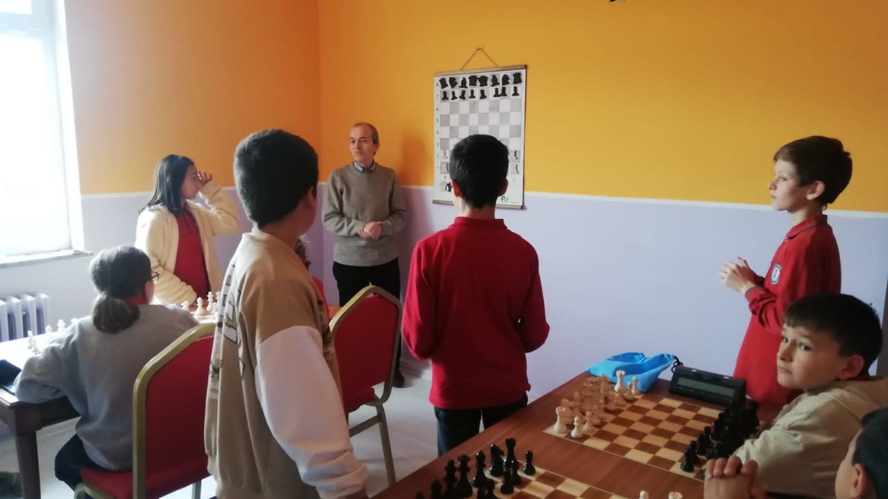 Gönüllü finansçılar çocuklara satranç sınıfı hediye etti