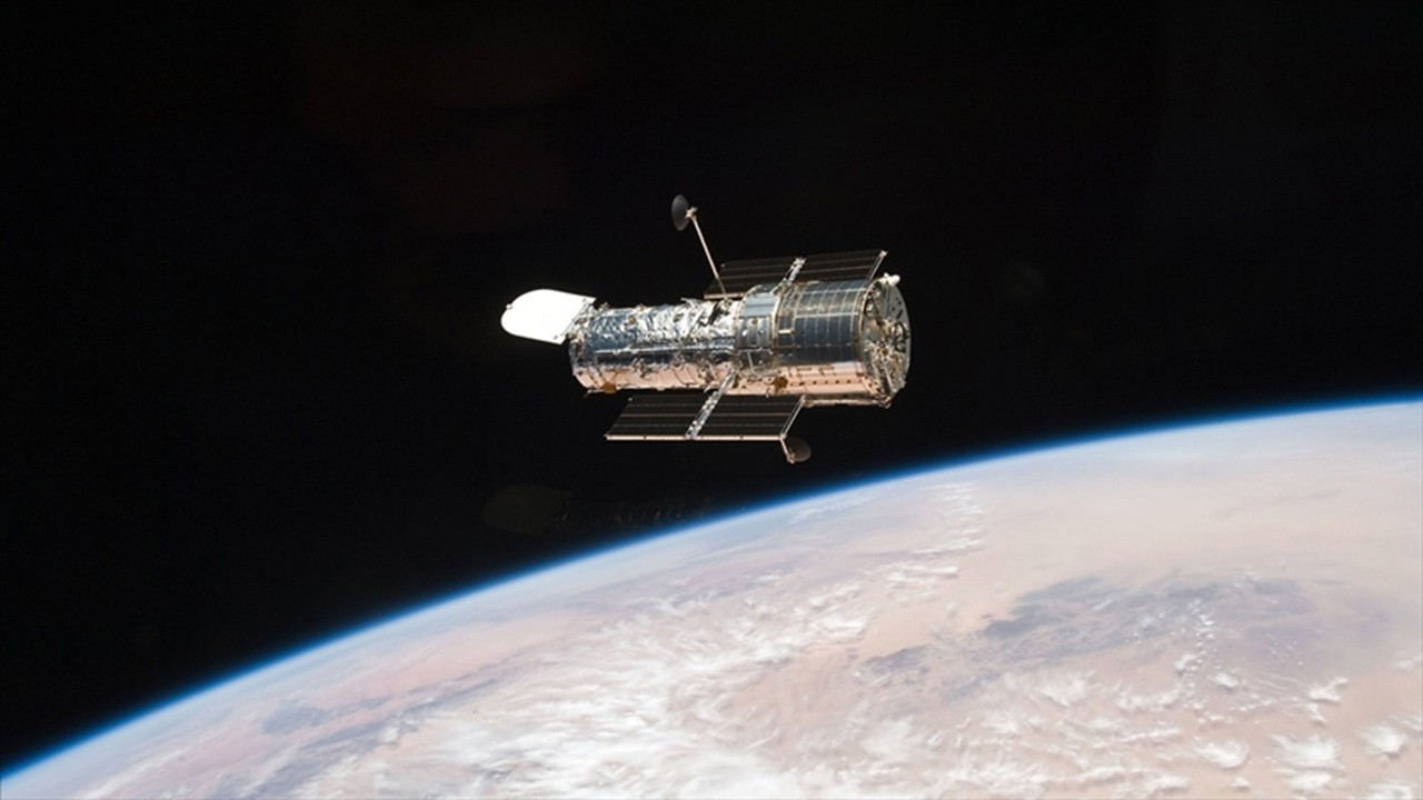 Hubble Uzay Teleskobu 'tuhaf' kollu yeni galaksi keşfetti