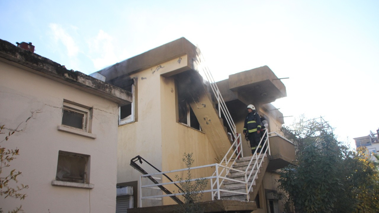 Antalya'da ev yangını: Kullanılamaz hale geldi